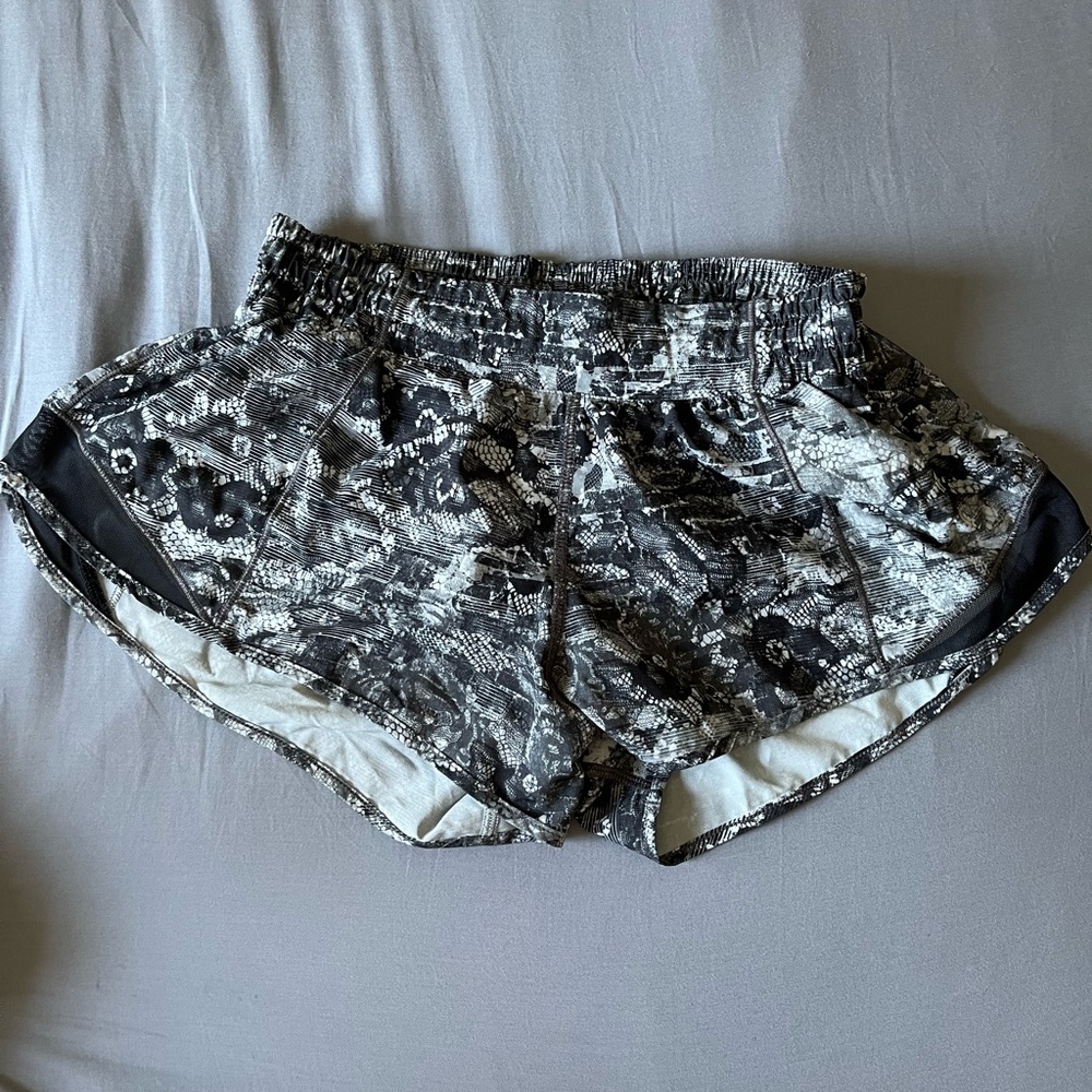 Lululemon hotty hot 2.5 inch shorts